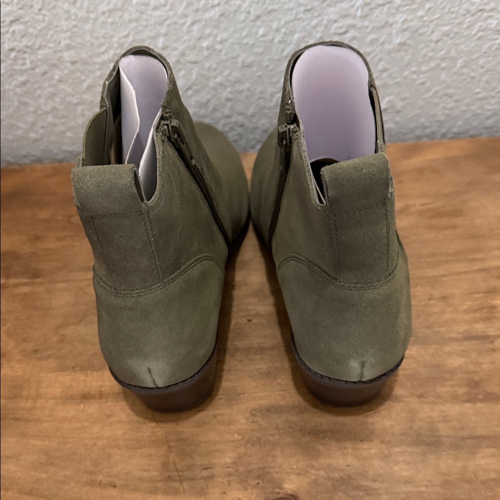 Vionic Olive Green Suede Ankle Boots size 9.5 wide NEW IN BOX - Picture 4 of 10